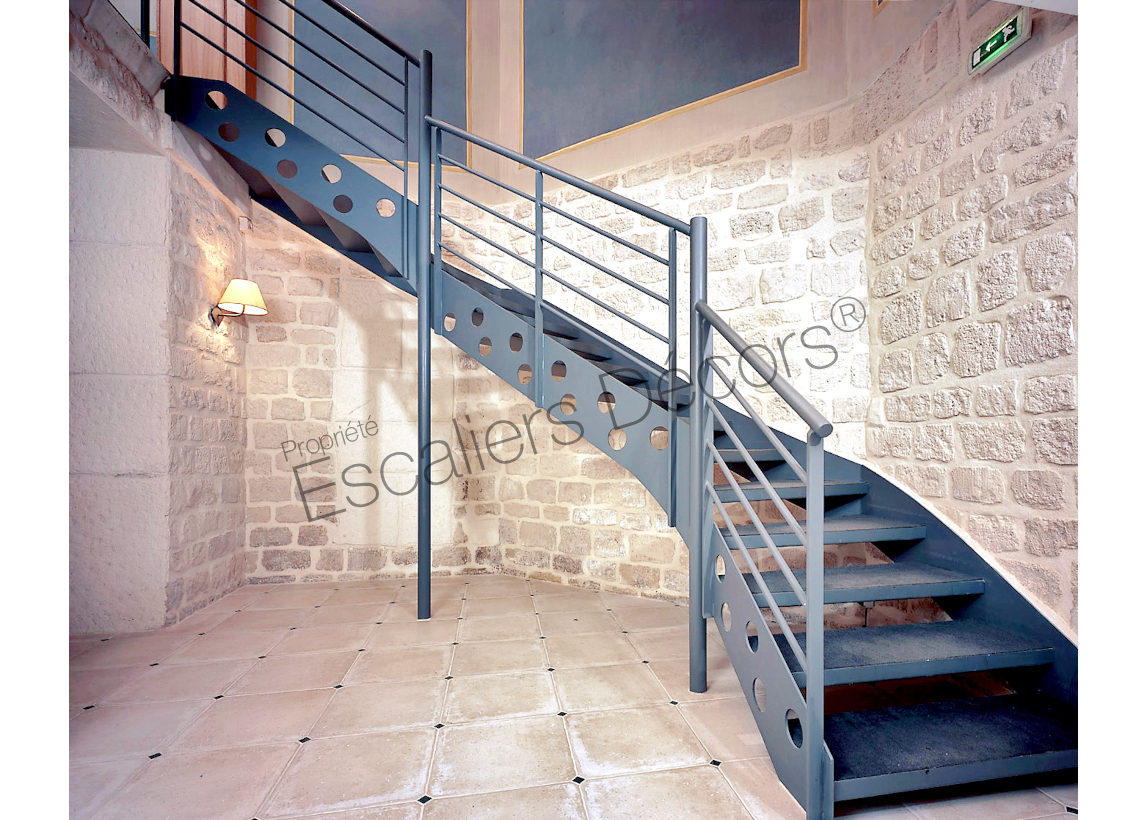Photo IT3 - Escalier sur mesure avec angles suivant la forme spécifique du mur.